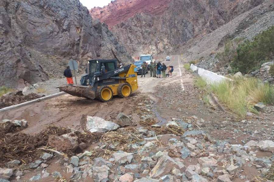 Derrumbe en Ruta 60 imposibilita el tránsito vehicular