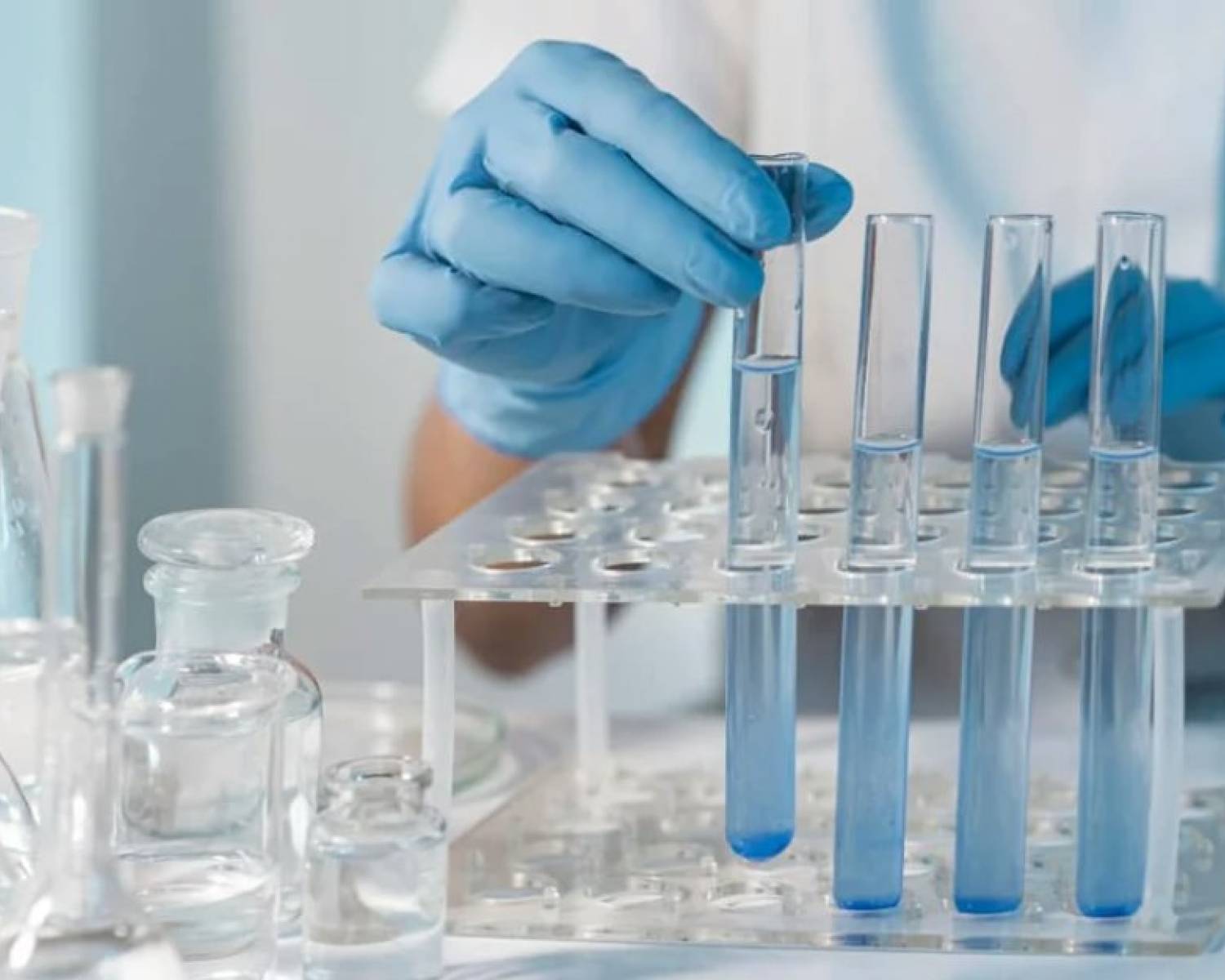 Alerta por nueve laboratorios que fueron inhabilitados por la ANMAT: los motivos