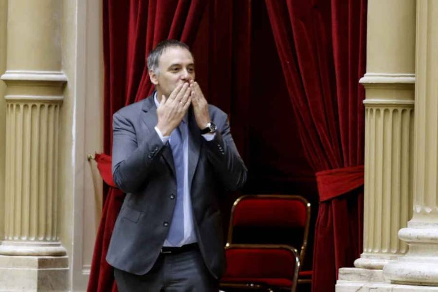 Adorni destacó la eliminación de aranceles a celulares: 