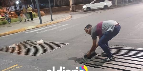 Zanja abierta a 100 metros de la Municipalidad capitalina rompe cubiertas y taxistas la tapan
