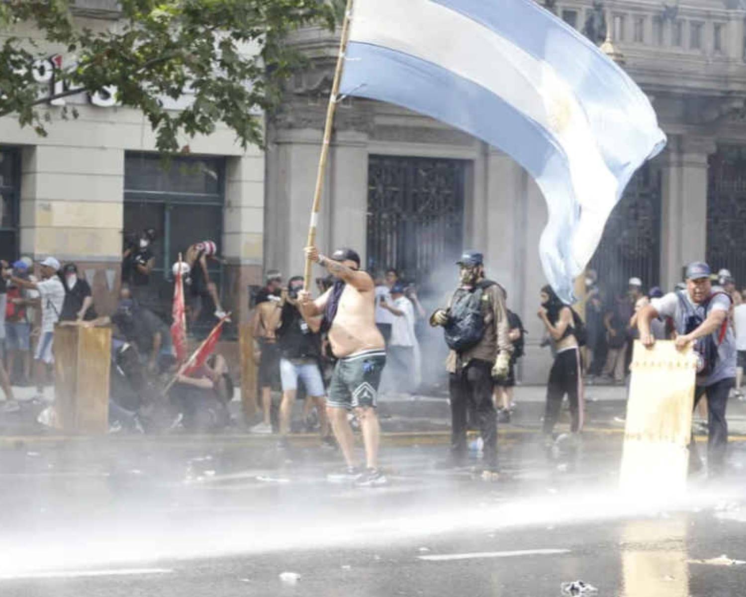 Incidentes por la reforma laboral: gases, explosiones y detenidos en las afueras del Congreso
