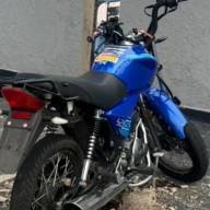 Joven motociclista murió en el acto al impactar un poste de tendido eléctrico