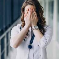 Polémica en redes sociales por posteo en X de una médica sobre una paciente fallecida: qué significa 