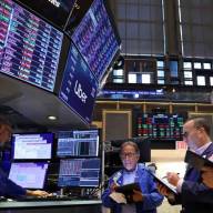 Las bolsas globales operan en rojo ante la disparada del petróleo por encima de los US$100