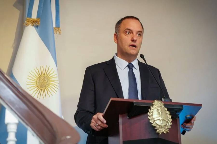 Manuel Adorni acusó al peronismo de convertir el país en “tierra arrasada” y habló de “revolución económica”