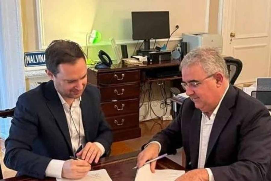 Jalil firmó convenio con American Minerals