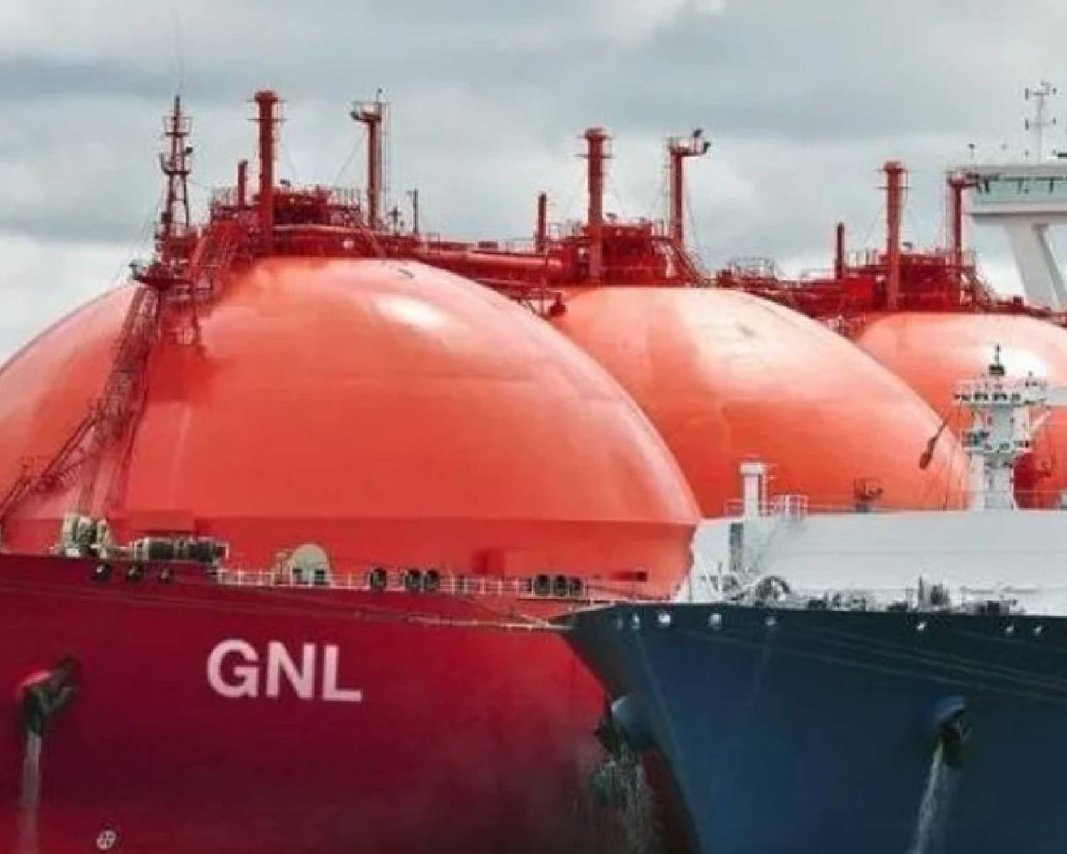 La guerra en Medio Oriente complica la importación de gas para el invierno