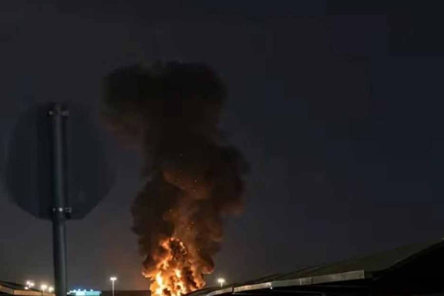 Un depósito de combustible del aeropuerto de Kuwait se incendió tras un ataque con drones y misiles