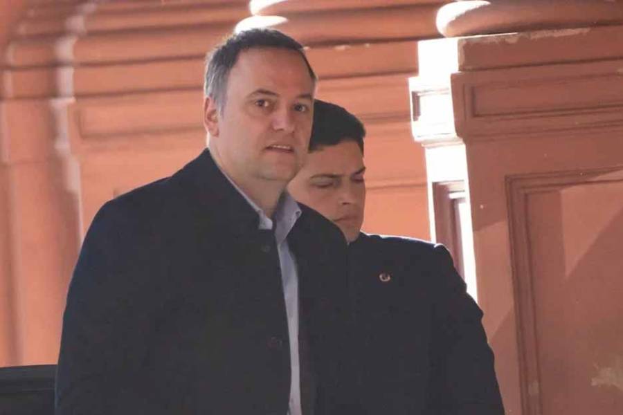 La Justicia ordenó allanamientos y amplía la investigación por los vuelos de Adorni