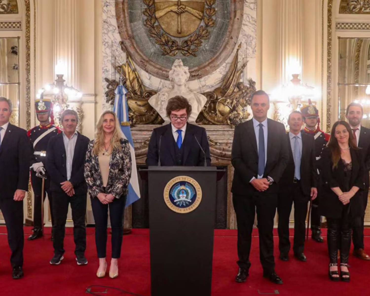 Después del brindis con champagne por YPF, Milei vuelve a enfrentar las investigaciones por Libra y Adorni