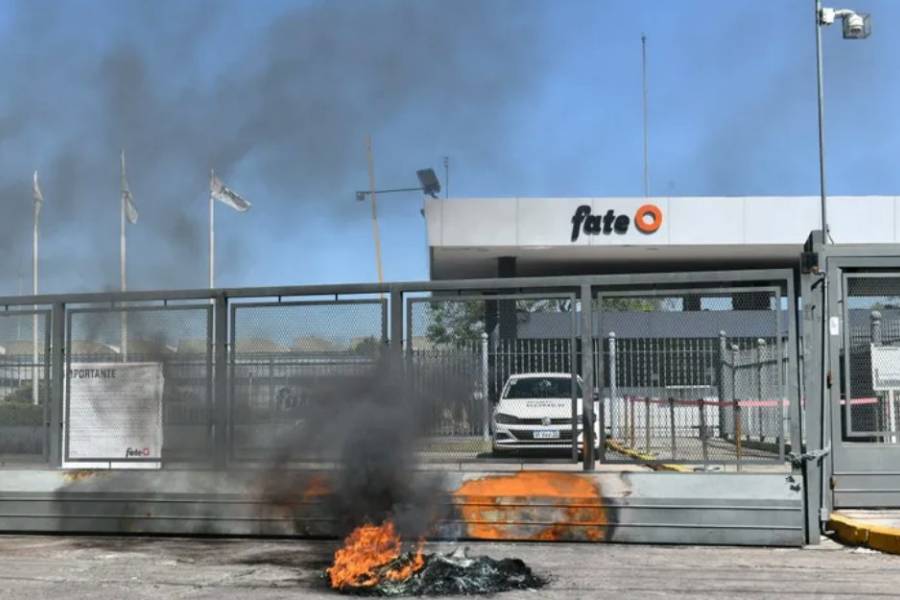 Conflicto en FATE: mientras se evalúa una intervención estatal, trabajadores despedidos marchan a Plaza de Mayo