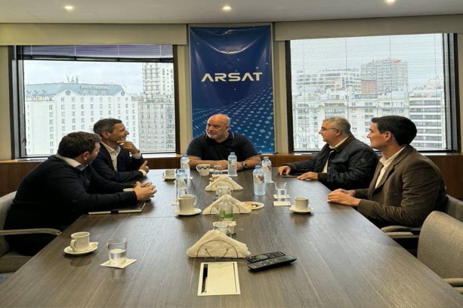 Raúl se reunió con autoridades de ARSAT para avanzar con la extensión de fibra óptica en el interior