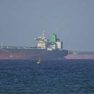 Se desploma el precio del petróleo tras el anuncio de la liberación del estrecho de Ormuz