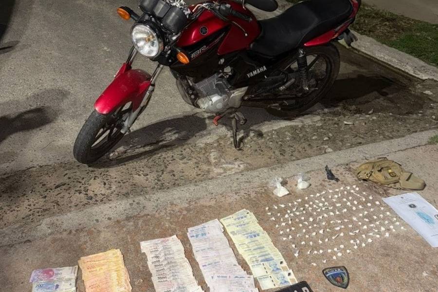 Detienen a 2 personas con cocaína y más de 1 millón de pesos