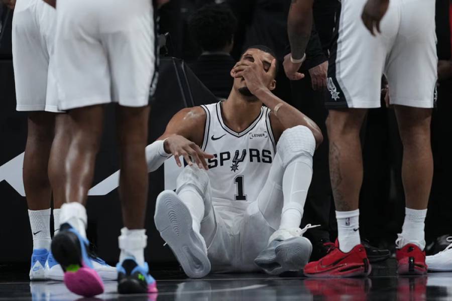 Una estrella de la NBA sufrió una conmoción cerebral en pleno partido por un fuerte golpe contra el piso