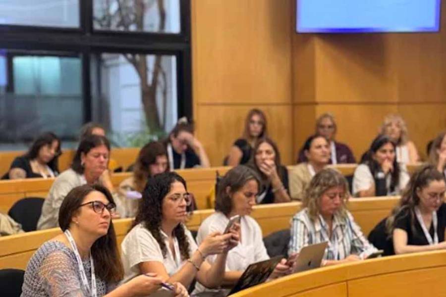 La inteligencia artificial empuja más a mujeres que a hombres a cambiar empleo