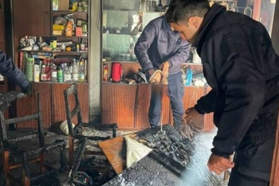 Rescataron 2 menores tras incendiarse su vivienda