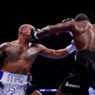 Sufrió dos caídas, pero logró un impactante nocaut tras “bañar en sangre” a su rival para ser campeón mundial de boxeo