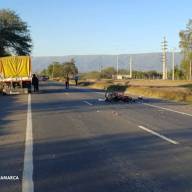 Motociclista chocó de frente con un camión y se mató