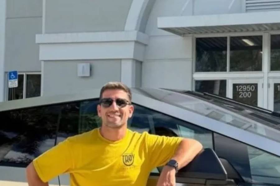 La provocación de Manuel Quintar junto a su Tesla Cybertruck: 