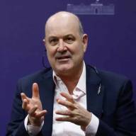 Sturzenegger sigue con su guerra contra la ANMAT: sus motivos