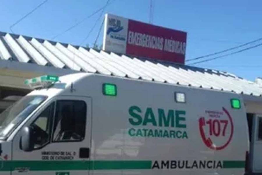 Se infartó, chocó contra un árbol y murió