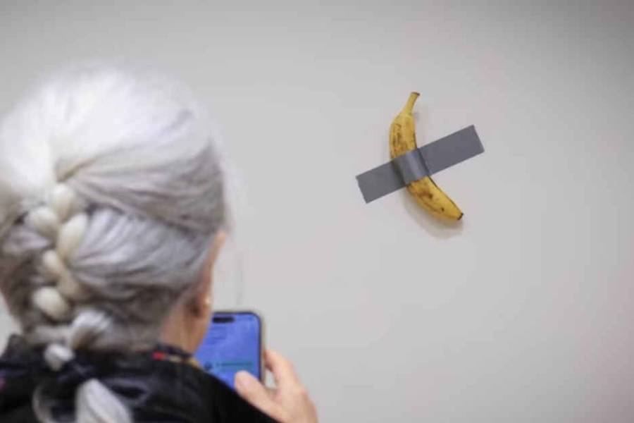 Robaron la banana de la polémica obra de Cattelan y el museo la reemplazó horas después