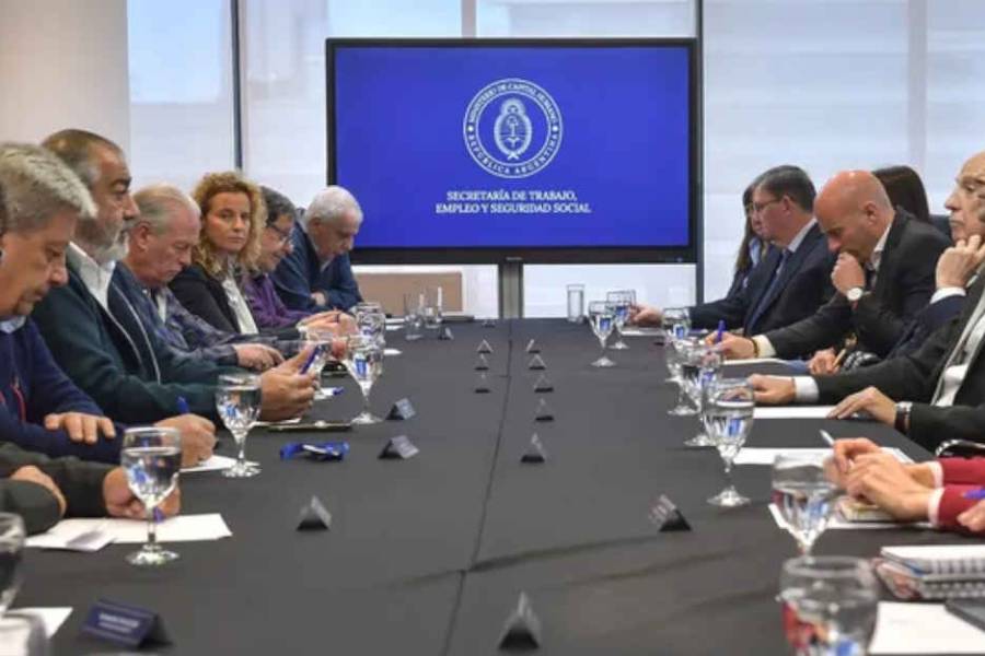 El Gobierno avanza con la reforma laboral y convocó a gremios para rediscutir más de 100 convenios colectivos