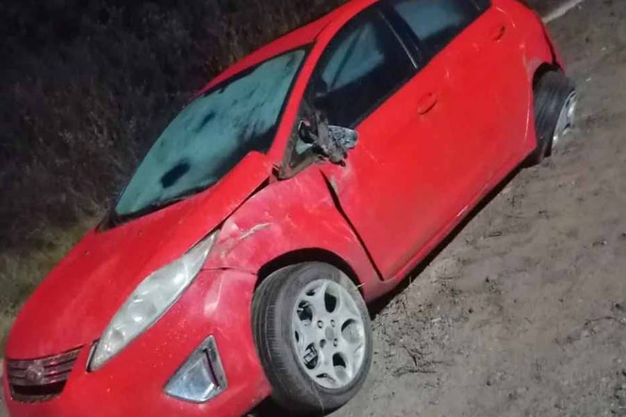 Se salvó de milagro: Chocó contra poste de tendido eléctrico y salió ileso