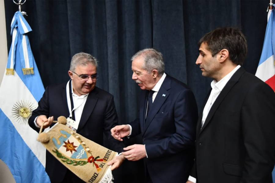 Raúl destacó el rol productivo del interior del país en el Primer Foro de Economías Regionales