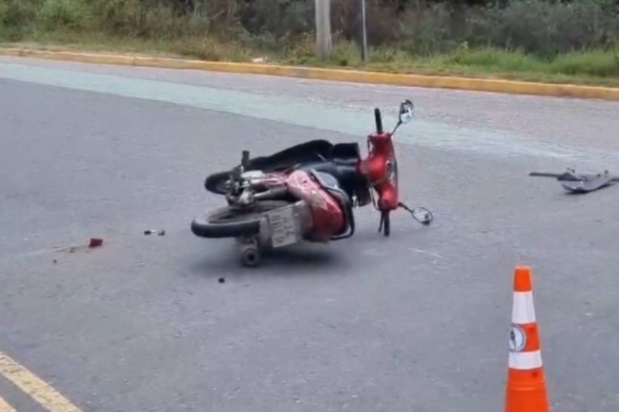 Chocaron moto y camioneta frente al monolito a María Soledad