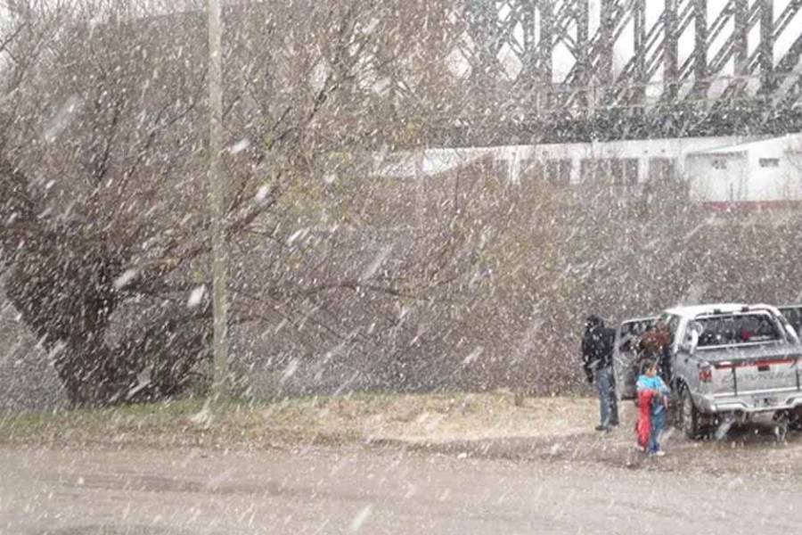 Qué día cae nieve en Buenos Aires: semana con frío polar, temperaturas bajo cero y alerta por heladas