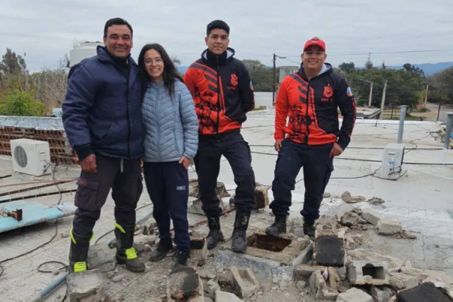 Rescatan a una adolescente atrapada en una chimenea
