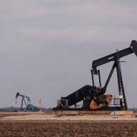El petróleo trepa un 3% ante reactivación del conflicto en Medio Oriente y cierre de Ormuz