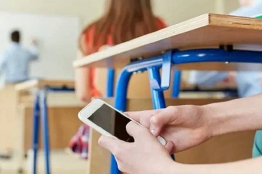 Debate abierto por los celulares en las escuelas: 11 jurisdicciones argentinas avanzan con regulaciones