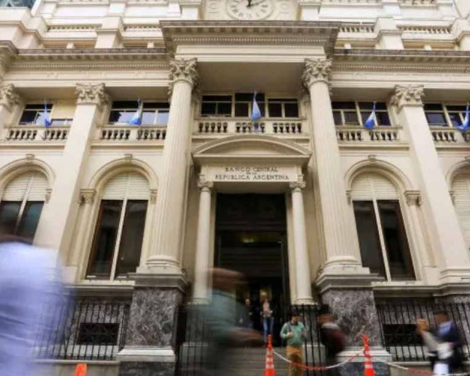 El Gobierno apuesta a la calma del dólar, pero ya tiene a la fortaleza de la divisa en la mira