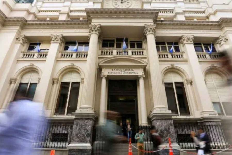 El Gobierno apuesta a la calma del dólar, pero ya tiene a la fortaleza de la divisa en la mira