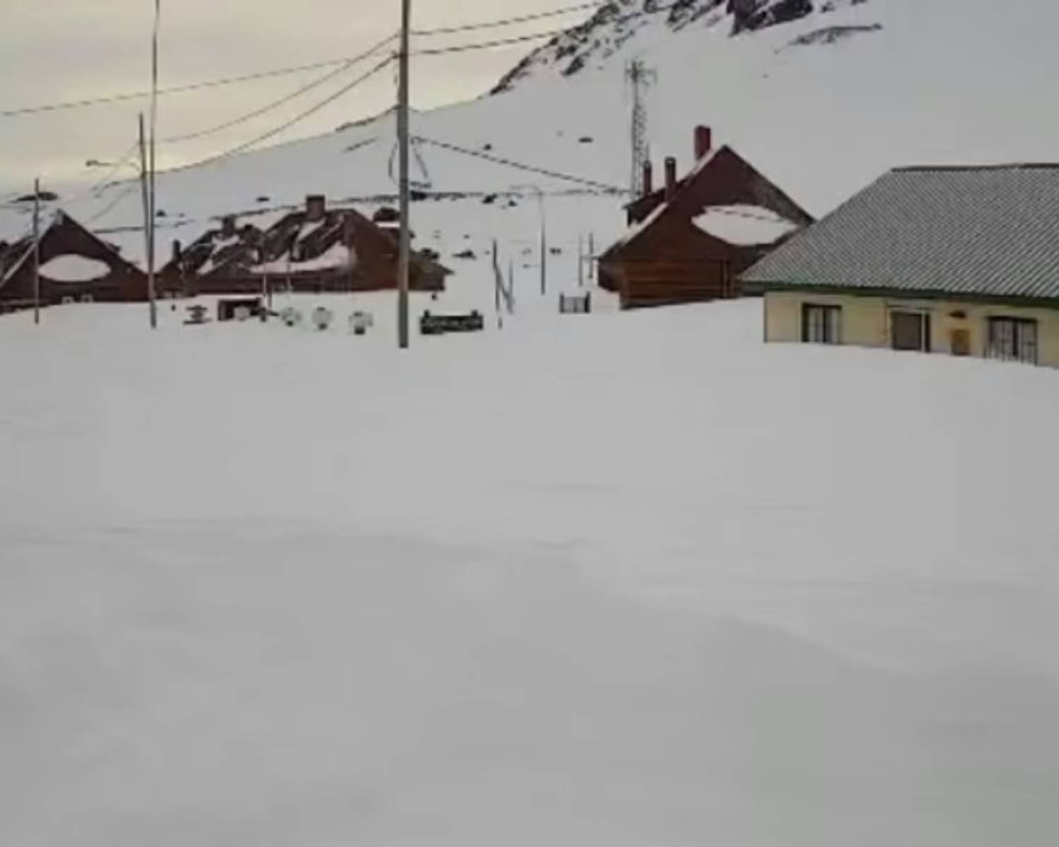 Feroz temporal en varias provincias del país: localidades aisladas y paredones de nieve de cuatro metros