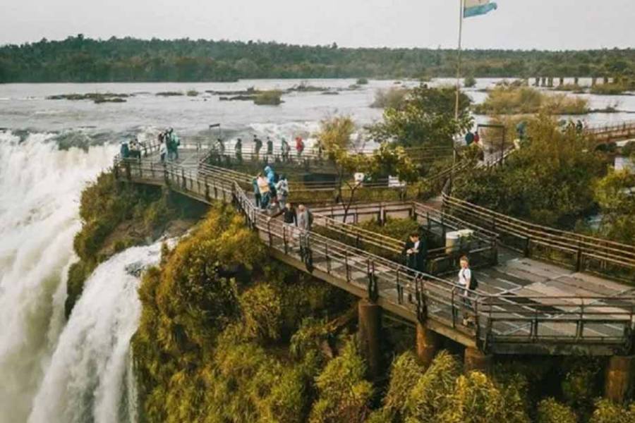 Cerraron la Garganta del Diablo por la crecida del río Iguazú y suspenden visitas