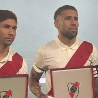Nicolás Otamendi debutó con ovación en River y fue condecorado junto a Gonzalo Montiel