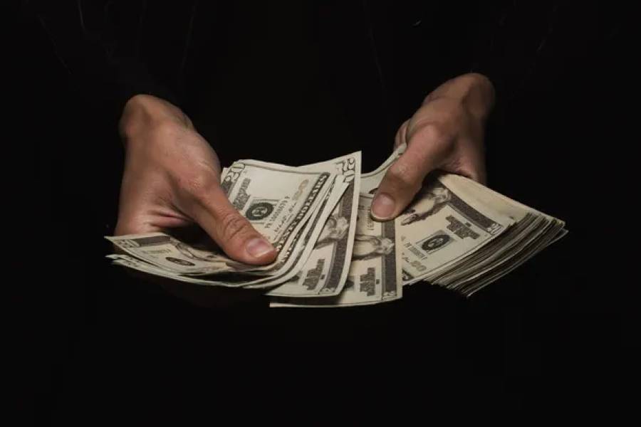 El Banco Central reglamentó las cuentas sueldo en dólares: cómo podrán utilizarse
