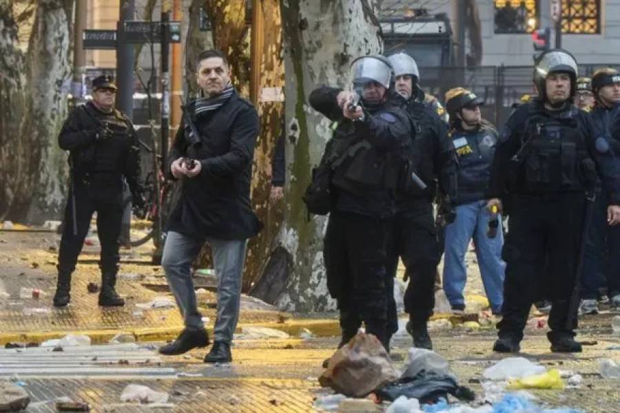Represión en el Congreso: habló el fotógrafo que captó al comisario Gustavo Gauna en acción