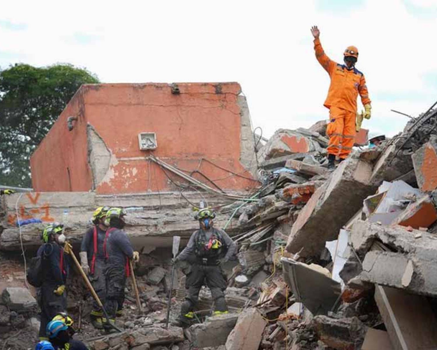 El Gobierno enviará un avión Hércules con ayuda humanitaria y voluntarios del Ejército a Colombia