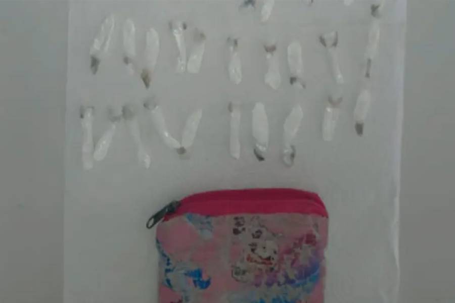 Córdoba: fue a dejar a sus hijos a la guardería, se le cayeron 71 envoltorios con cocaína y la detuvieron