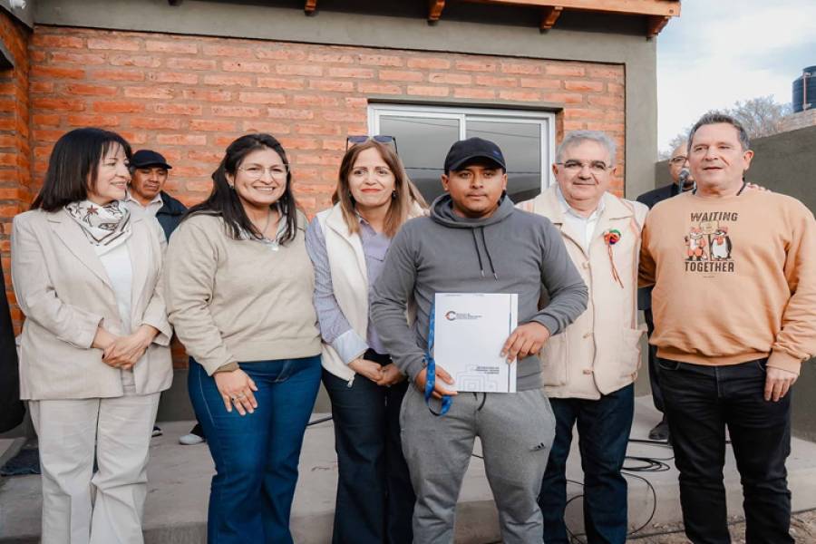 El gobernador Raúl Jalil entregó viviendas sociales e inauguró obras en clubes de Santa María
