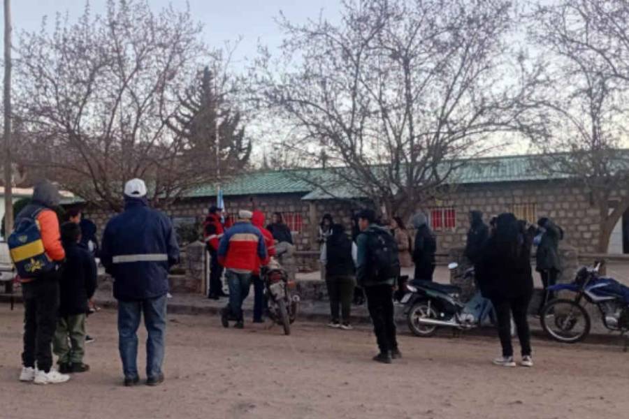 Tensión en Belén: padres toman la Escuela 336 por el manejo de fondos