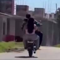Buscan suspender la licencia del conductor que arriesgó a su hijo haciendo acrobacias en moto