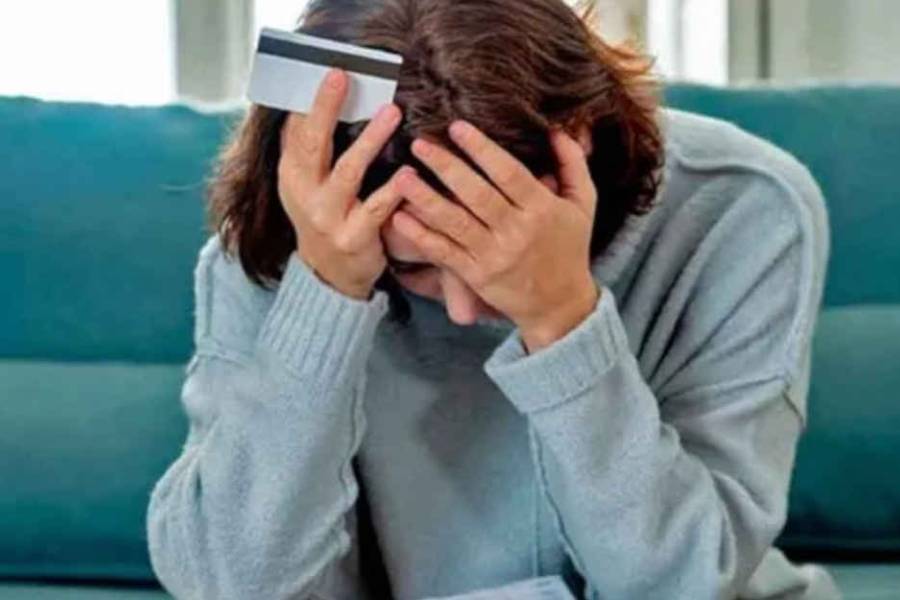 Mientras Milei y Caputo se desentienden, el drama de las familias endeudadas recorre los medios del mundo