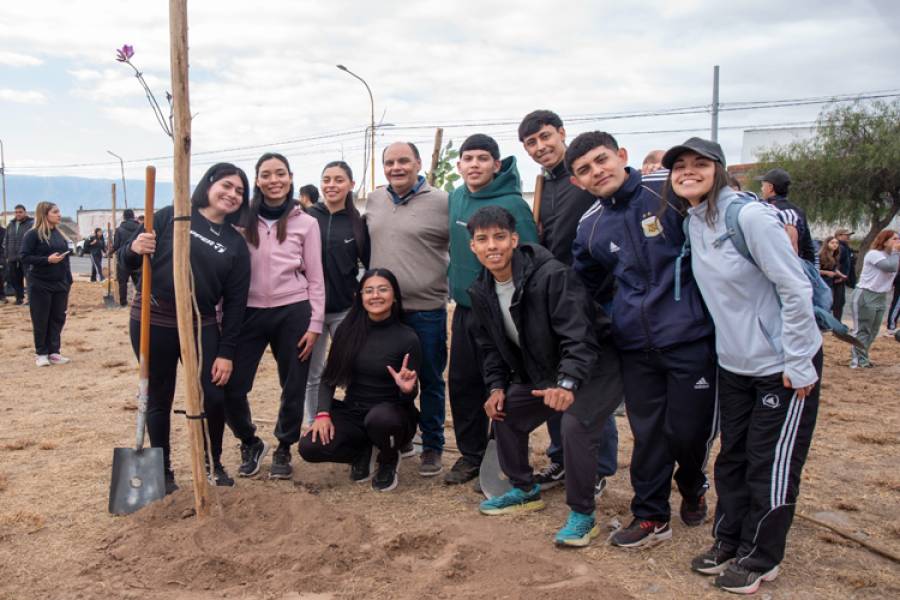 Gustavo encabezó una jornada de forestación en el canal de Choya por el Día del Árbol
