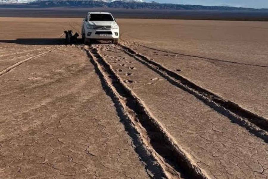 A casi un mes, todavía no removieron la camioneta que quedó atrapada en Pampa de Leoncito